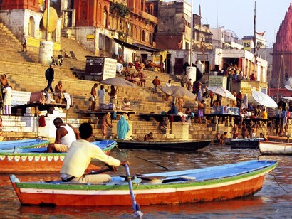 India. Barca en el río Ganges en Varanasi