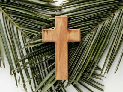 Crucifixo. Se eu soubesse que essa dicotomia entre fé e ciência só ia crescer ao longo da vida, talvez tivesse escolhido algo menos polêmico, como ser cantora