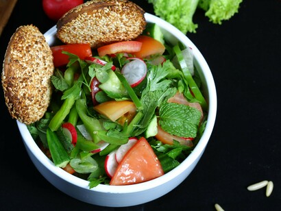 A mensagem central não é eliminar alimentos, mas escutar o corpo. O mesmo alimento pode ser bem tolerado por uma pessoa e causar desconforto noutra. Isso não é fragilidade, nem moda alimentar. É variabilidade biológica