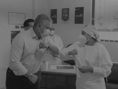 Iván Duque festeja el inicio de la vacunación con el personal médico