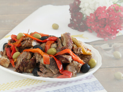 Agnello con peperoni e olive all’abruzzese, una pietanza speciale e gustosa