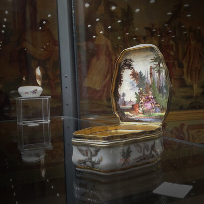 Tabacchira con scena campestre con figure. Manifattura Du Paquier 1740, Museo Duca di Martina di Napoli, Italia