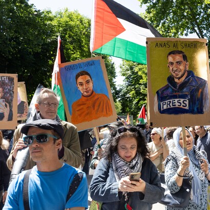 «No Nakba, No Genocidios, No Guerra, No Mordazas» (No alla Nakba, No ai genocidi, No alla guerra, No alle leggi bavaglio)