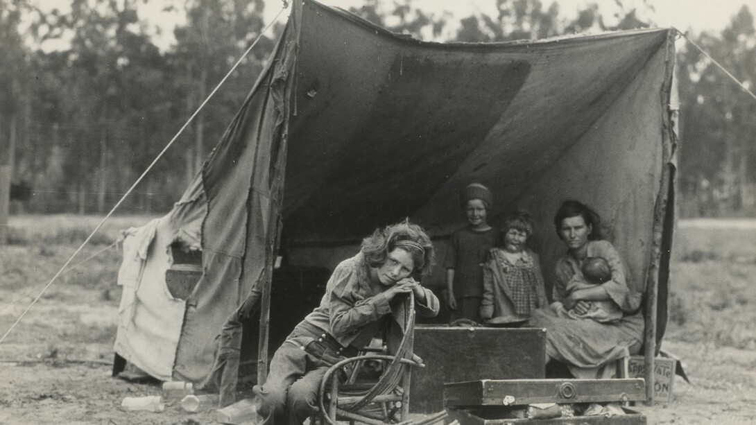 «Un retrato es una lección de cómo un ser humano debe acercarse a otro» dijo Dorothea Lange, la fotógrafa que hizo visible los estragos en la sociedad estadounidense de la crisis originada a finales de los años veinte, una década que, cien años después, como un ritornelo musical, vuelve con letra acaso distinta, pero melodía muy similar