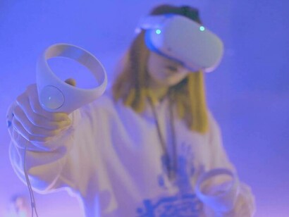 Teenagers spend more time in front of screens than teachers