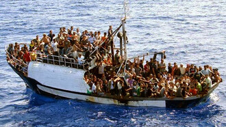Una embarcación cargada de inmigrantes se acerca a la isla de Lampedusa