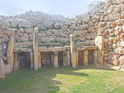 Ggantija, che significa "torri dei giganti" in maltese, è un nome appropriato per questi templi imponenti