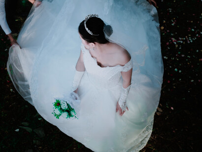 Mujer con vestido de novia vista desde arriba. Existe una forma para cada novia, solo hay que encontrar la apropiada para cada caso
