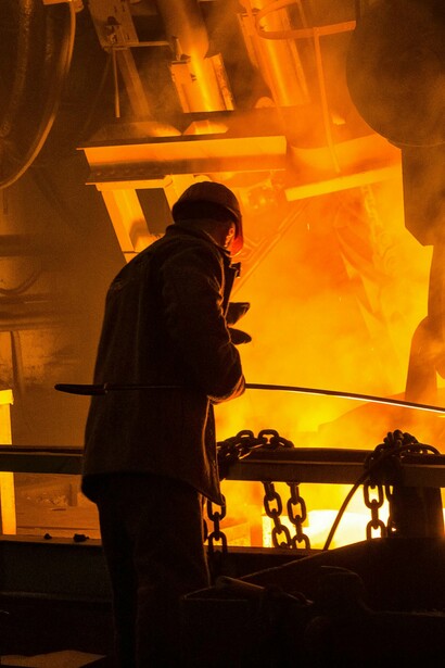 Se o parque fabril chinês, o maior do mundo, parar de girar, toda a estrutura de poder do Estado pode ser colocada em xeque. A China não pode se dar ao luxo de se tornar uma economia meramente de serviços e finanças. Ela precisa manter sua indústria forte, pujante, e continuar a desovar seus produtos manufaturados para mercados como Brasil, África, Oriente Médio e Ásia