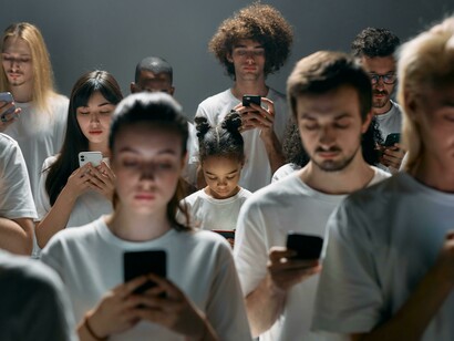 Social network. Dal tempo reale al tempo virtuale: come la tecnologia ha ridefinito il concetto di esistenza