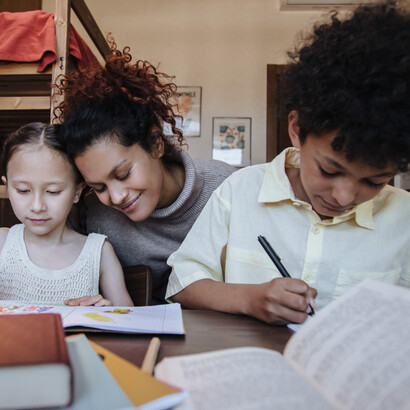 A construção do nós no lugar do eu está completamente ligada à família, escola e a toda comunidade