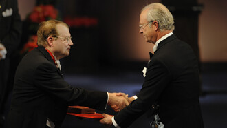 Jean Luc Montagnier, a la izquierda, acepta el premio Nobel de manos del rey sueco Carl XVI Gustaf en Estocolmo, 2008