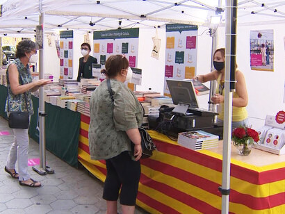La tradicional fiesta del libro y la rosa en conmemoración de Sant Jordi tuvo que esperar al verano para su realización en 2020