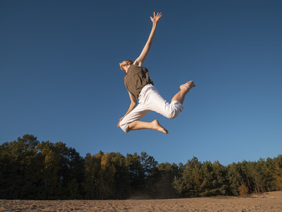Un individuo o un objeto pueden ser considerados como taumatúrgicos, en la foto un hombre joven