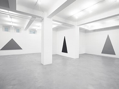 Alan Charlton 2014, Veduta parziale dell’esposizione, A arte Invernizzi, Milano, Courtesy A arte Invernizzi, Milano, Foto Bruno Bani, Milano