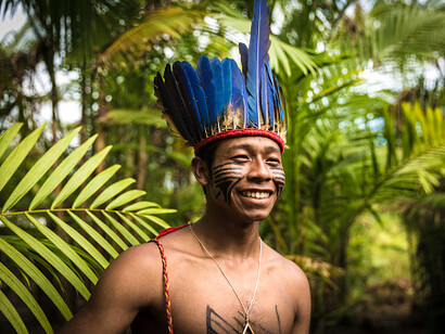 Indígena Tupi-Guarani em aldeia no Brasil