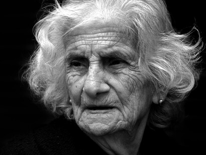 Ella ha llamado a su gestor del banco de su barrio, pero él ocupado, por toda la gente que espera en cola todos los días fuera de la sucursal, le ha dado nuestro número gratuito 24h de apoyo a la web y a la aplicación