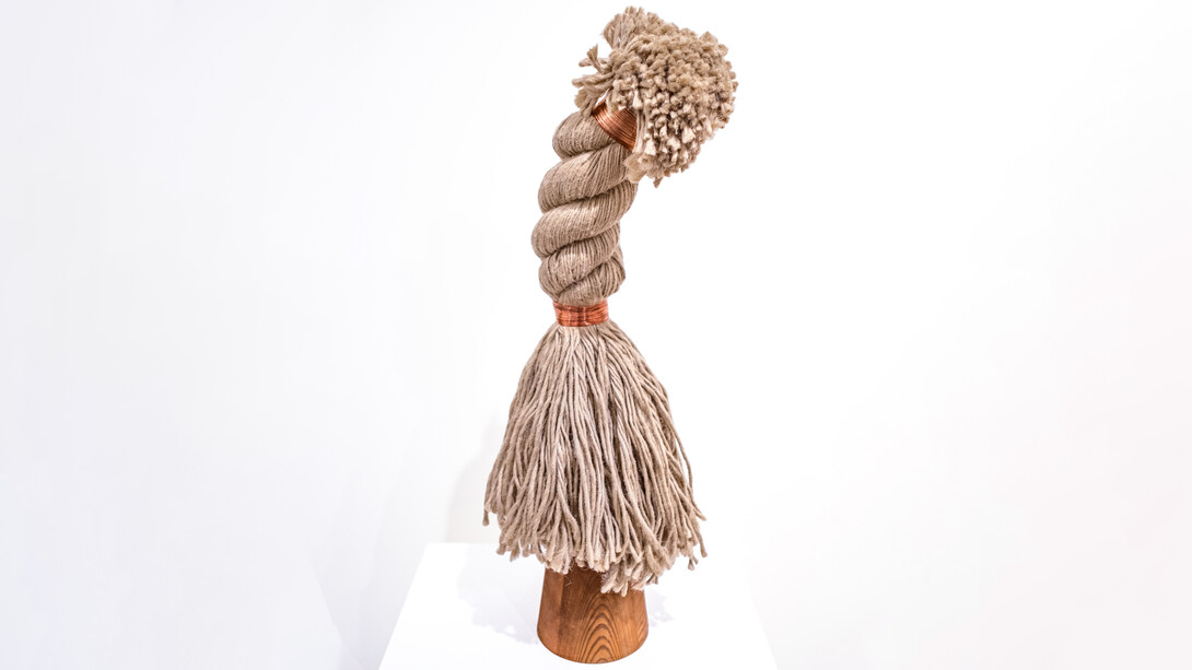 LR Vandy,
Dancing in Time: Jig, 2023.
Sisal rope, wood, copper, brass,
83 x 15 x 14 cm.
© LR Vandy.
Courtesy the Artist and October Gallery, London