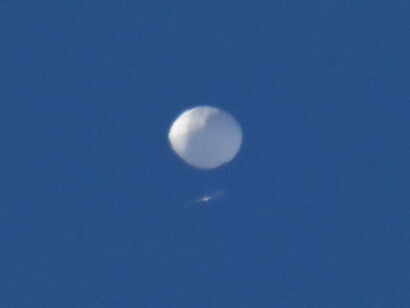 4 febbraio 2023, il pallone spia cinese fotografato mentre vola sopra a Charlotte, nella Carolina del Nord. L'aeronautica americana lo ha abbattuto sopra l'Oceano Atlantico al largo della costa della
Carolina del Nord. - Credit: Peter Zay/Anadolu Agency