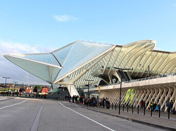 Es la forma en que consigue integrarte en su ritmo casi sin que lo adviertas. Estación de tren de Lieja-Guillemins, Bélgica