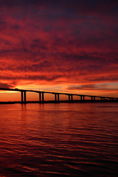 Vista al puente Chaco-Corrientes al atardecer