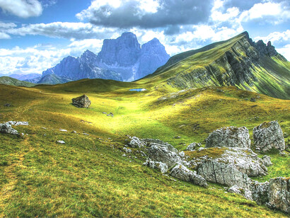 Paisaje montañoso. La geopolítica y la geoeconomía se entrelazan en la lucha por el clima