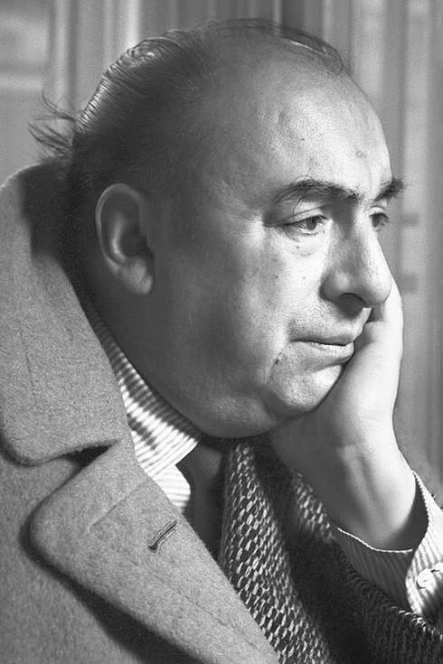 Pablo Neruda utilizó la poesía para exaltar figuras históricas chilenas, como en los poemas dedicados a Manuel Rodríguez, Bernardo O’Higgins y los hermanos Carrera