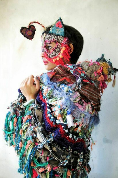 Aline Tercete, poncho, tapete, manta de crochê e tecido, mâscara de tecido.
