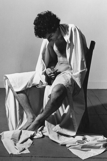 Peter Hujar, Draped Male Nude (II), 1979 © The Estate of Peter Hujar, courtesy Fraenkel Gallery, San Francisco