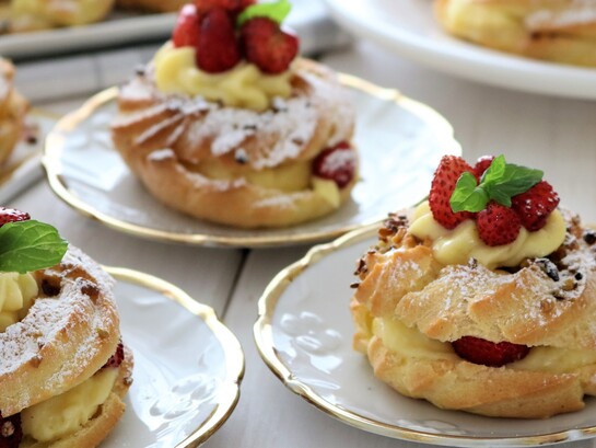La pasta choux è un impasto a base di acqua, burro, farina e uova, caratterizzato da una consistenza leggera e cava. Nella foto: Paris-brest allo Strega