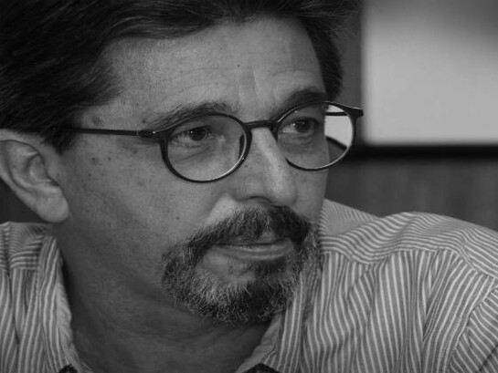 A sua inteligência fluía. As suas manifestações eram mais e mais assertivas. A sua presença tudo expandia. Os seus interesses intelectuais transitavam cada vez mais em mares distantes, diversos, mais profundos, mais revoltos e desconhecidos. Marcando época. Ampliando territórios. Renovando a sua – e a nossa – forma de pensar. Aquém e além fronteiras. Induzindo a todos – alunos, leitores, admiradores e mesmo detratores – a reconhecer nele um modelo