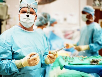 Un cirujano en el quirófano