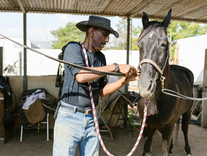 A profissão de vaqueiro vai além da lida com o gado, é um legado cultural que define a paisagem e a identidade do Nordeste