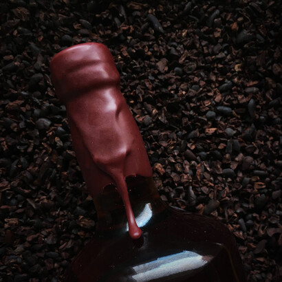 Botella cubierta del chocolate Xoco de Corina Gimenez