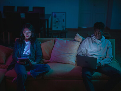 Aunque estemos rodeados de personas, muchas veces la atención se va detrás de una notificación que ni siquiera importa