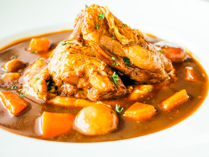 Muamba de galinha. Na alimentação angolana, é mais usado os cereais como sorgo, painço, mandioca e milho, além de feijão, lentilha, inhame, dinhungo (abóbora-carneira) e quiabo