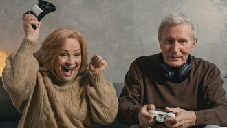 A primeira geração surgiu no começo dos anos 1970 com o lançamento do Magnavox Odyssey, desenvolvido por Ralph Baer e considerado o primeiro console de videogame comercial. O aparelho trazia vários jogos guardados na memória, como baseball, basquete e futebol, para entreter o público, mas devido a simplicidade dos gráficos não gerava cenários na televisão apenas pequenos pontos coloridos, o que obrigava o público a pendurar folhas com cenário desenhado sobre a tela para simular o ambiente do jogos, como um campo de futebol para um game sobre o esporte, essas folhas viam de brinde com o aparelho