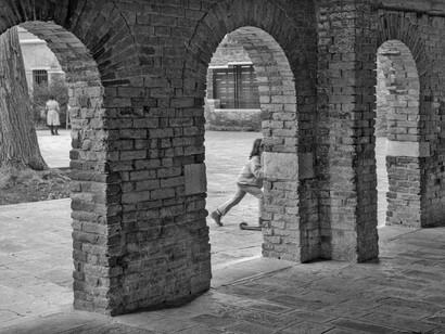 Ferdinando Scianna - Le arcate dentro le quali è ospitato il banco rosso