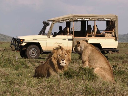 Fauna salvaje junto al coche de un safari en Kenia