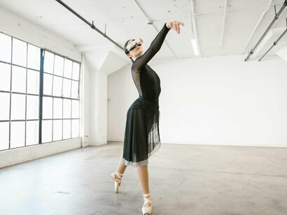 Bailarina ensaia com a ajuda de equipamento de realidade virtual. Uma das principais formas de inserção da IA na arte é como ferramenta de criação. Softwares baseados em aprendizado de máquina conseguem compor músicas, escrever roteiros, gerar imagens, criar coreografias e até pintar quadros. Isso não somente amplia as possibilidades expressivas dos artistas, mas também democratiza o acesso à produção artística, uma vez que ferramentas com IA podem reduzir barreiras técnicas