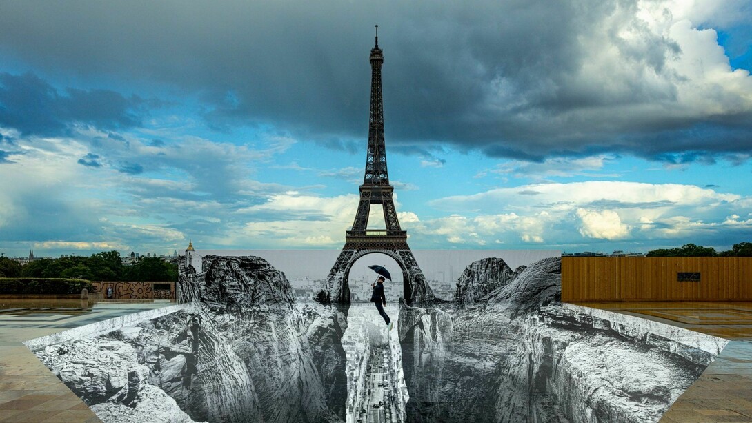 Imagen de la instalación de JR en la Torre Eiffel, París, Francia