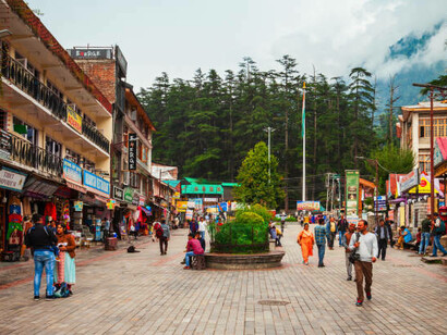 A lively scene on Mall Road in Manali, Himachal Pradesh, India, where crowds of visitors and locals blend together, enjoying the vibrant shops, bustling markets, and stunning views of the surrounding mountains