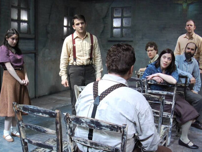 Escena de la obra Our Class, de Tadeusz Slobodzianek