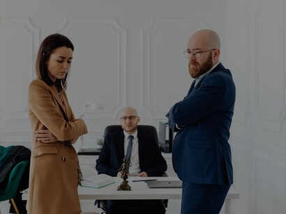 Homem e mulher bravos em terapia