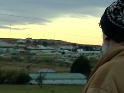 En la foto se encuentra en el lugar donde los familiares de los detenidos se paraban para verlos cuando salían a los baños. "A Sangre fría- Pinochet y el Plan Z", 2003. Documental de Wilfried Huismann y Raúl Sohr. Punta Arenas, Chile