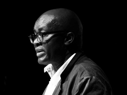 Mbembe reclama que los conceptos de biopoder y biopolítica desarrollados por Michel Foucault ya no son suficientes para explicar las formas contemporáneas de subyugación