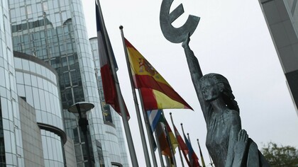 Bandera española en la sede de la Unión Europea en Bruselas