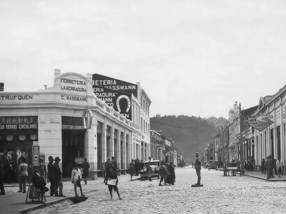 En los años que se evocan, Temuco, era un modesto lugar pueblerino, en que los días transcurrían pausadamente, con unos 40 o 45 mil habitantes