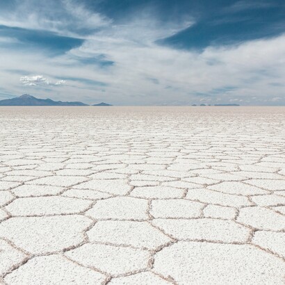 Durante la stagione delle piogge, lo strato d’acqua che ricopre il sale crea un effetto specchio spettacolare, riflettendo il cielo con incredibile perfezione. Salar de Uyuni, Bolivia 