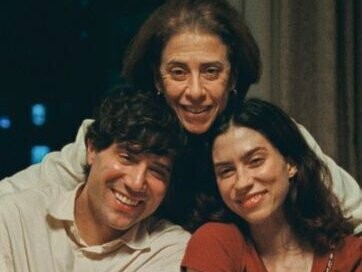 Cena do filme "Ainda estou aqui", de 2024. O cinema brasileiro tem esse poder: refletir a imagem de um país que, muitas vezes, reluta em se enxergar. A imagem refletida pode ser incômoda, pode nos confrontar com verdades dolorosas, mas é apenas através desse enfrentamento que podemos transformar nossa realidade